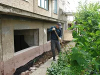 У библиотеки имени Некрасова в Керчи делают отмостки с тыльной стороны здания