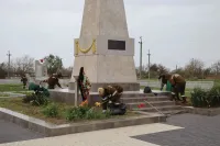 В Керчи приводят в порядок территории у мемориалов и братских могил героев ВОВ