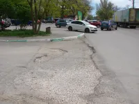 Выезды из дворов МКД на автомагистраль Кирова в Керчи ждут асфальтирования