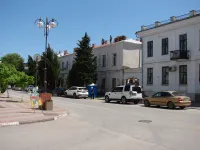 На 2-х этажном доме в центре Керчи ведется капитальный ремонт кровли