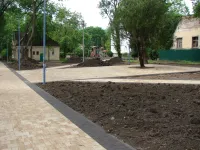 Новости » Общество: Газоны в новом сквере Керчи освободили от строительного мусора