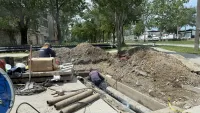 На Курсантов коммунальщики вскрыли асфальт