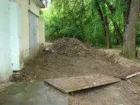 Новости » Общество: Въезд в гараж жительнице дома по Суворова, 10 в Керчи перекрыли кучей земли
