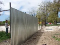 Напротив дома по Кирова, 103 в Керчи территорию огораживают забором