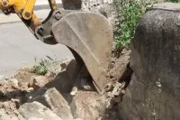Опасную подпорную стену в центре Керчи снесли