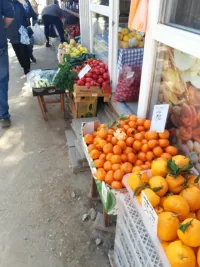 В Керчи владельцы ларьков выставляют свою продукцию за их пределы