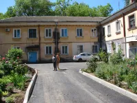 Жильцы дома по Энгельса, 28/16 в Керчи ждут ремонта козырьков над подъездами