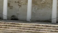 В сквере у подножия большой Митридатской лестницы низко висит провод