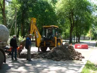Новости » Коммуналка: На улице 12 Апреля в Керчи ликвидируют порыв водовода