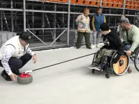 Новости » Спорт: В Керчи прошли мастер-классы по керлингу