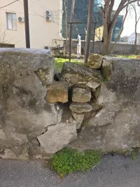 Новости » Общество: Опасную подпорную стену во дворе в центре Керчи могут снести