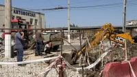 Новости » Коммуналка: Около автовокзала в Керчи все еще устраняют порыв водовода