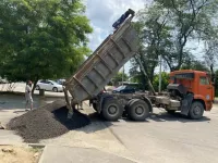 На улице Кирова дорожники проводят отсыпку и уплотнение съездов