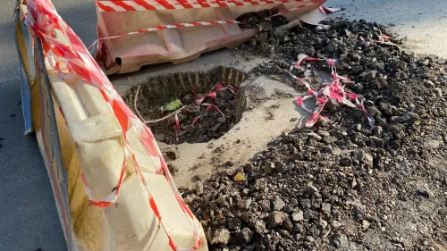 Водителей на улице Кирова поджидает большая яма