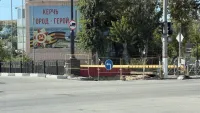 Новости » Общество: Пешеходы ходят по дороге: на Еременко разрыли часть тротуара