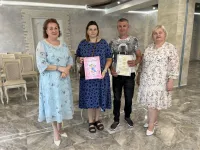 Новости » Общество: В Керченском ЗАГСе выдали "юбилейные" свидетельства
