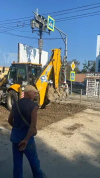 Яму, куда провалился автомобиль в Керчи, засыпали