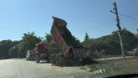 Один въезд на улицу Бодни частично перекрыли землей