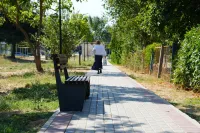 На пешеходной аллее по Генерала Петрова появилась скамейка