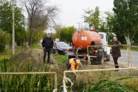 Новости » Коммуналка: На улице Генерала Кулакова откачали воду от подтопленных домов