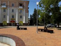Новости » Общество: В Керчи продолжается работа по обновлению скамеек