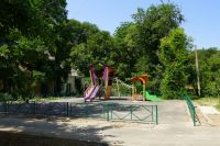 Новости » Общество: Во дворе по ул. Энгельса, 11 завершается благоустройство