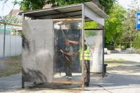 Новости » Общество: В Керчи приступили к механизированной очистке остановочных павильонов