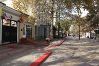 Новости » Общество: В центре Керчи красят бордюры